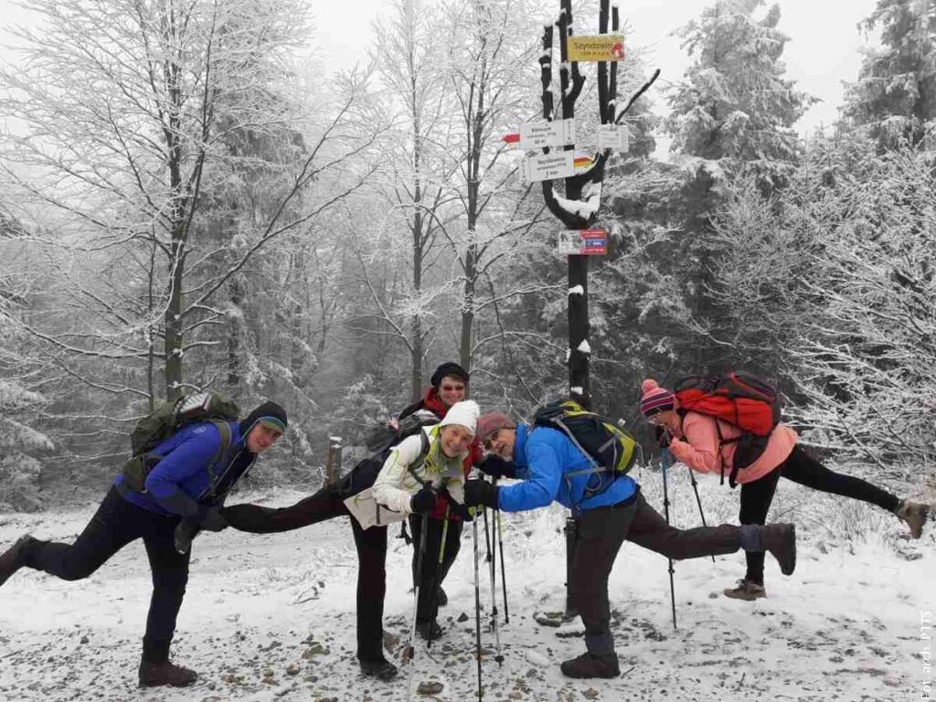 W górach już zimowo! Turyści z PTTS spędzili dwa dni na szlakach Beskidu Śląskiego. Zobacz, jakie mieli widoki