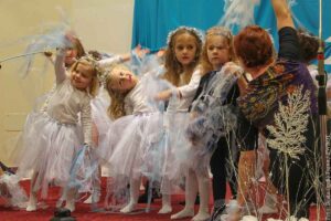 Świąteczne widowisko dzieci z przedszkola przy ul. SNP w Trzyńcu zachwyciło publiczność. Dzieci wystawiły bajkę „Królowa Śniegu”