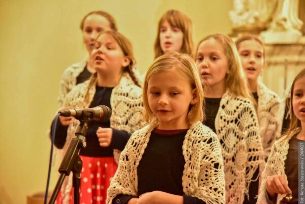 Koncert Świąteczny w Nawsiu. W kościele ewangelickim kolędowały dzieci, chór Melodia i Bukóń