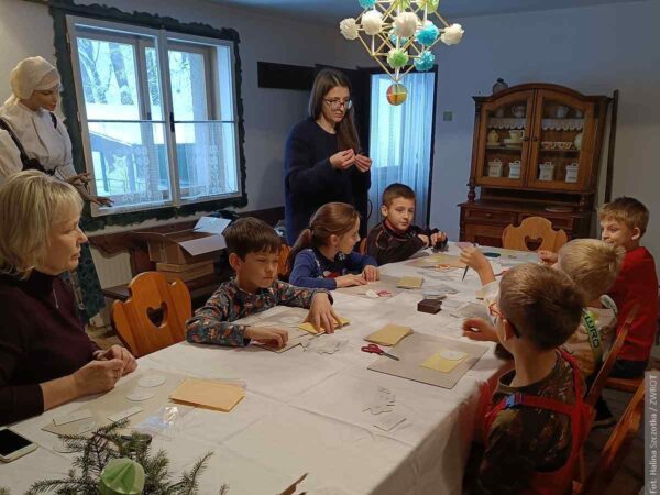 Tradycyjne i ekologiczne ozdoby świąteczne. W Nieborach zorganizowano warsztaty dla dzieci i dla dorosłych