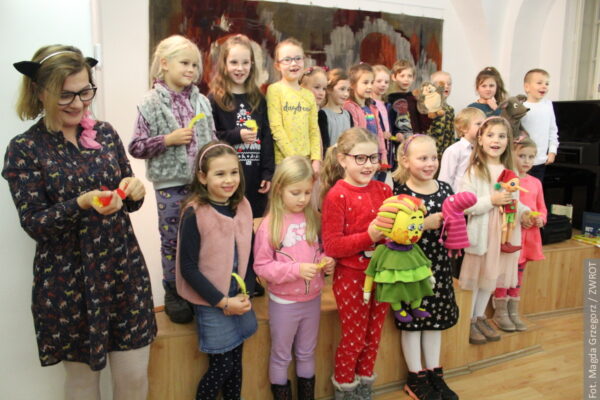Karwińska biblioteka wystawia prace uczniów z Zaolzia. Dzieci robiły ilustracje do książki o pszczole