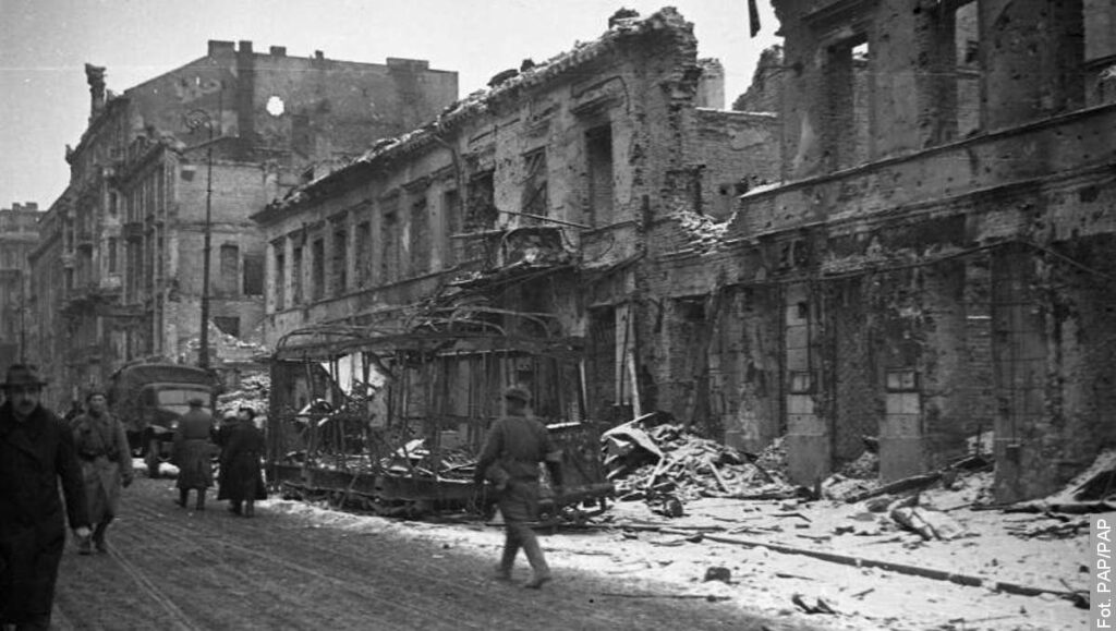„Upiorne wyzwolenie trupa miasta”. 17 stycznia „wyzwolono” Warszawę