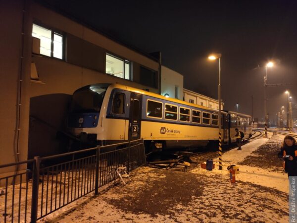 W Czeskim Cieszynie we wtorek przed północą wykoleił się pociąg. Straty oszacowano na ponad milion koron