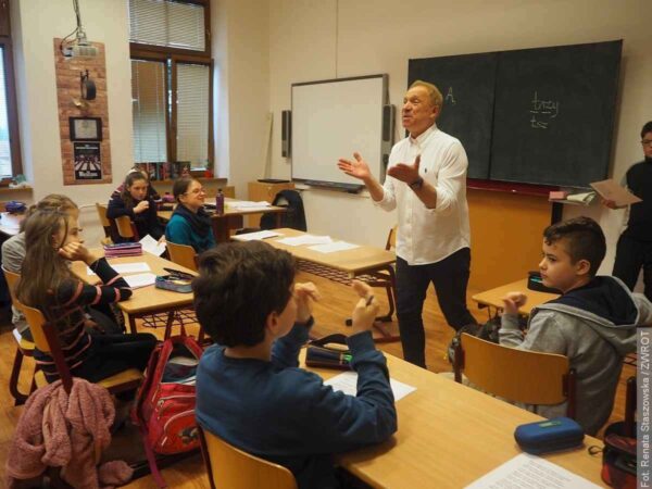 Uczniowie ze szkoły w Bystrzycy pogłębiali  znajomość języka polskiego. Zajęcia prowadzili lektorzy związani z zespołem Śląsk