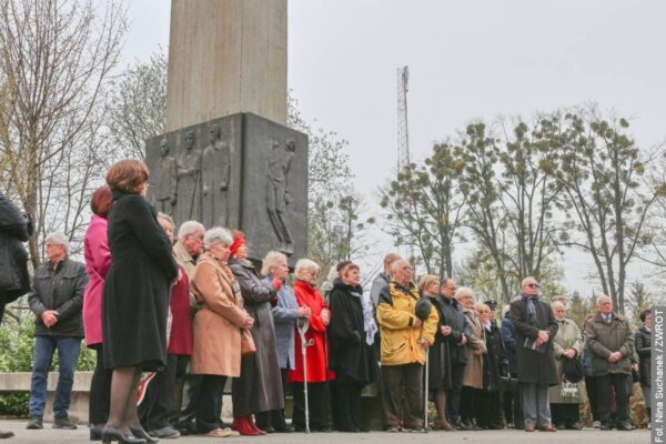 By pamięć o pomordowanych na nieludzkiej ziemi nie zaginęła. W Czeskim Cieszynie oddano hołd ofiarom zbrodni katyńskiej