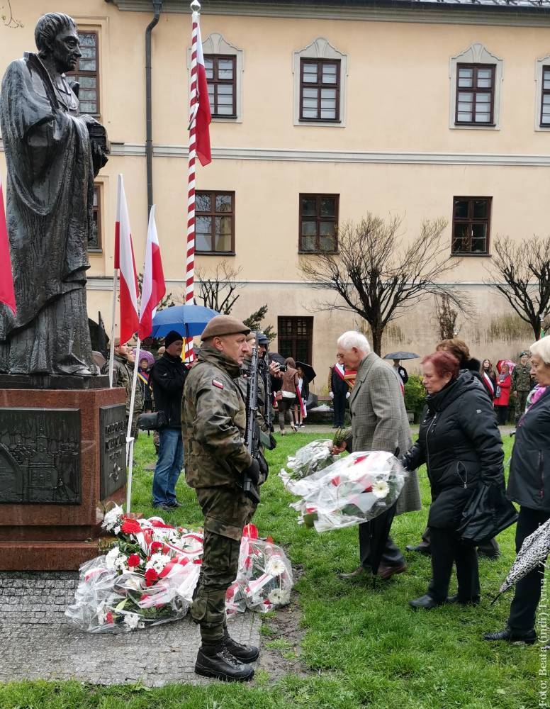 W całej Polsce wczoraj obchodzone było Narodowe Święto Trzeciego Maja. W Cieszynie złożono kwiaty, przypomniano Konstytucję 3 maja, śpiewano patriotyczne pieśni