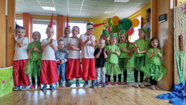 Rodzice przedszkolaków w Mostach koło Jabłonkowa świętowali Dzień Mamy i Taty. Dzieci przygotowały przedstawienie [ZDJĘCIA, WIDEO]