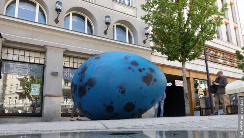 W Warszawie odsłonięto rzeźbę „Pisklę. Drozd śpiewak”. Można się do niej przytulić