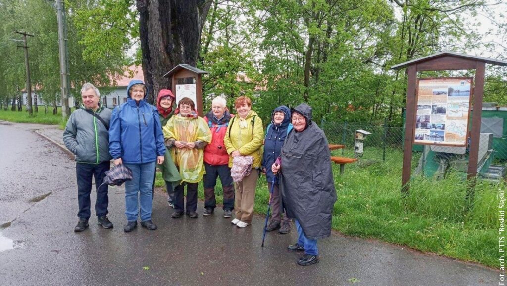Było wietrznie, chłodno i deszczowo, ale teren i okolice tak urocze. Turyści z PTTS „Beskid Śląski” odwiedzili ptasie łąki i mokradła