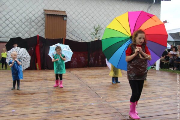 Magiczny festyn w Milikowie. Nawet deszcz sprawiał wrażenie zaplanowanego punktu programu