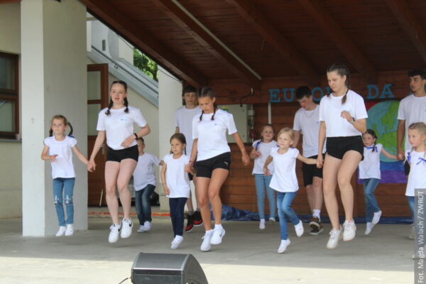 Festyn szkolny w Gnojniku. Uczniowie zwiedzili  Europę [zdjęcia, wideo]