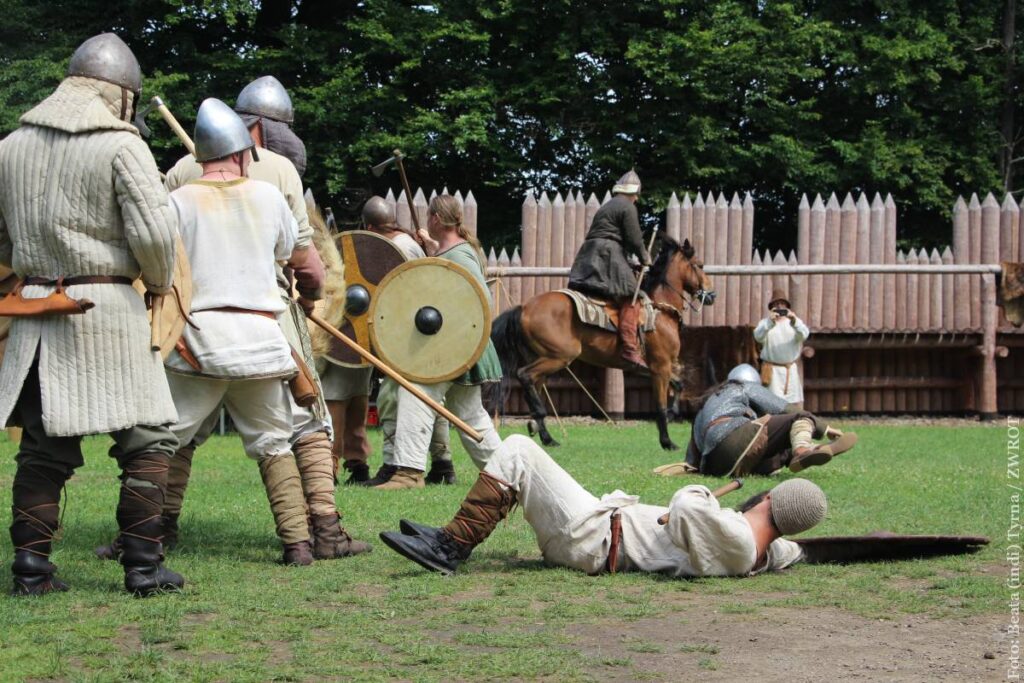 Poznawanie historii poprzez zabawę. Podczas Dnia Cyryla i Metodego w Archeoparku w Podoborze przyjrzeć można się było życiu w średniowiecznej osadzie