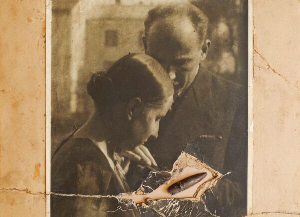 Pamiątka rodzinna. Zdjęcie przeszyte kulą ze zbiorów księdza Witolda Strumpfa z Karwiny
