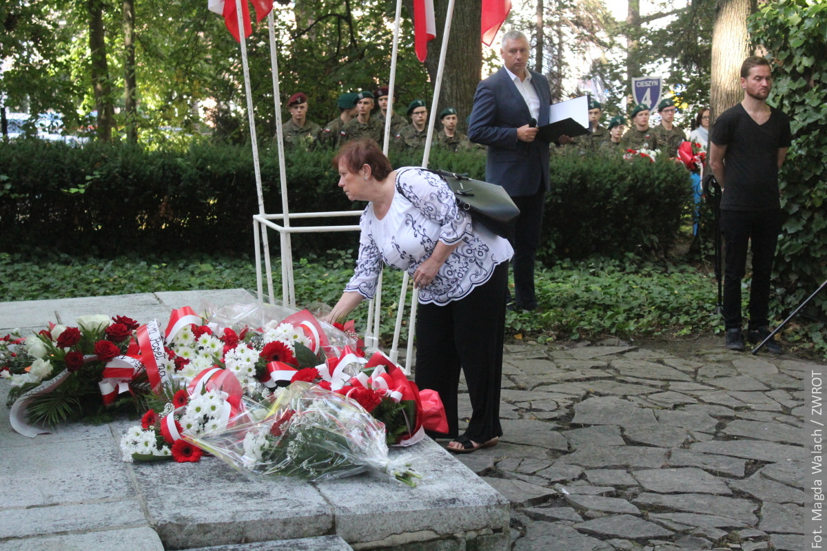 Obchody 84. rocznicy wybuchu II wojny światowej. W Cieszynie kwiaty złożyli też Polacy z Zaolzia