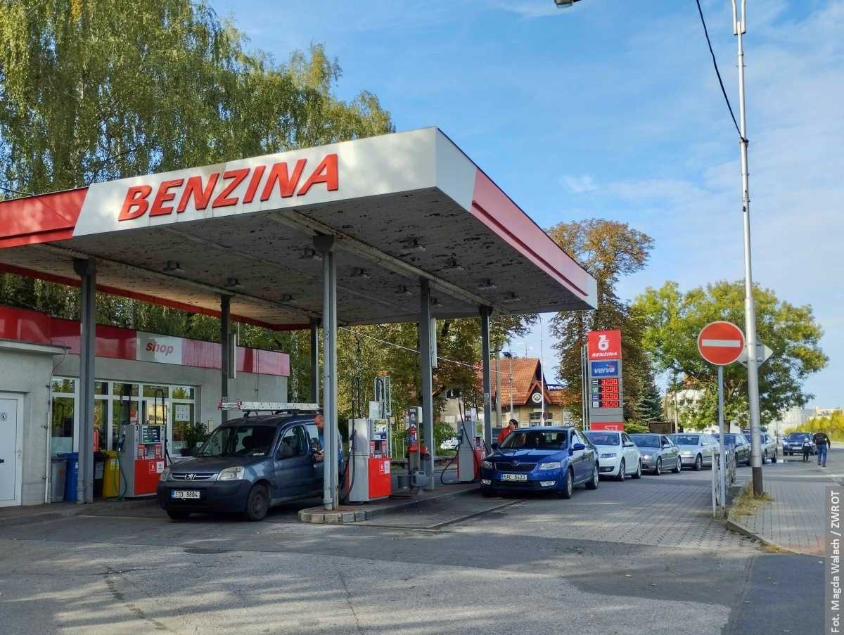 Kolejki na stacjach paliw Benzina i Orlen w Czechach. Orlen przy granicy znacznie obniżył ceny, litr paliwa po 32,90 koron