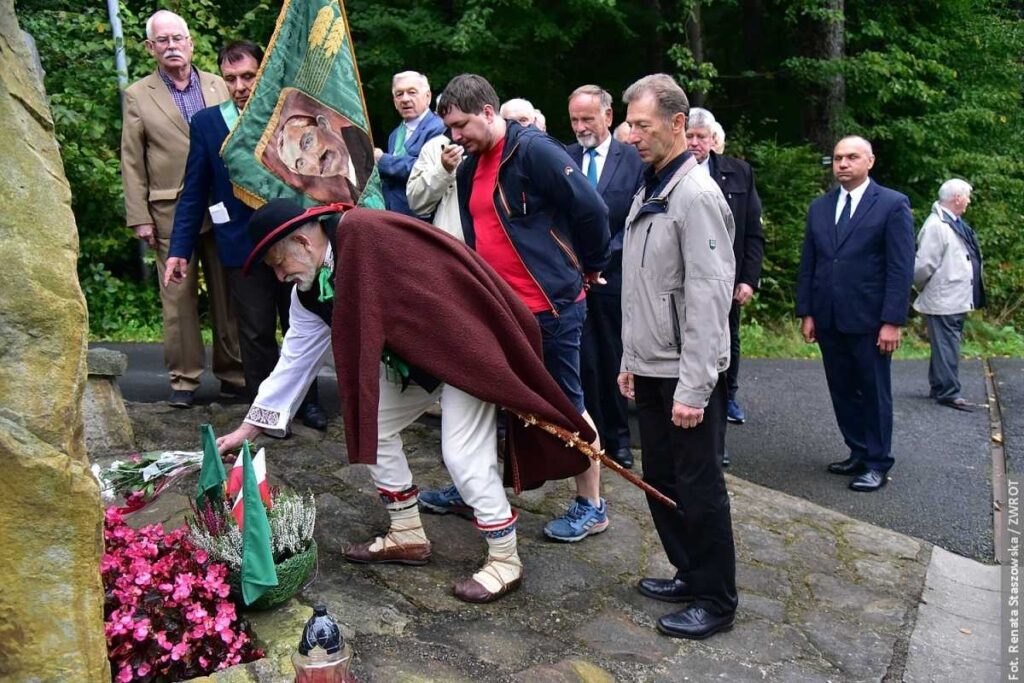 Delegacja z Wierzchosławic podążyła śladami Wincentego Witosa. Wspólnie z przedstawicielami Zaolzia złożyła kwiaty pod pomnikiem w Gródku