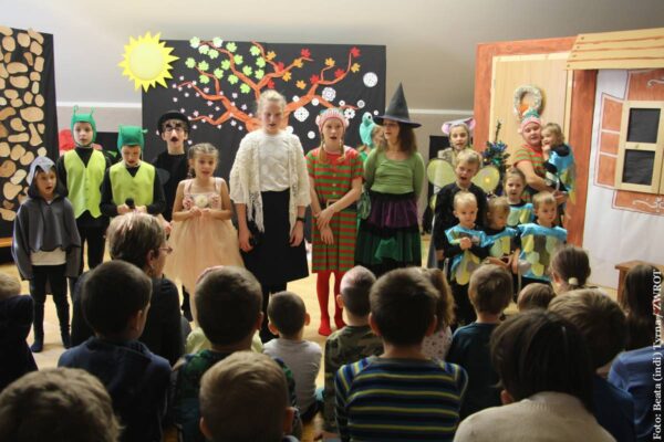„Calineczka” w wersji świątecznej. Uczniowie polskiej szkoły w Koszarzyskach wystawili spektakl