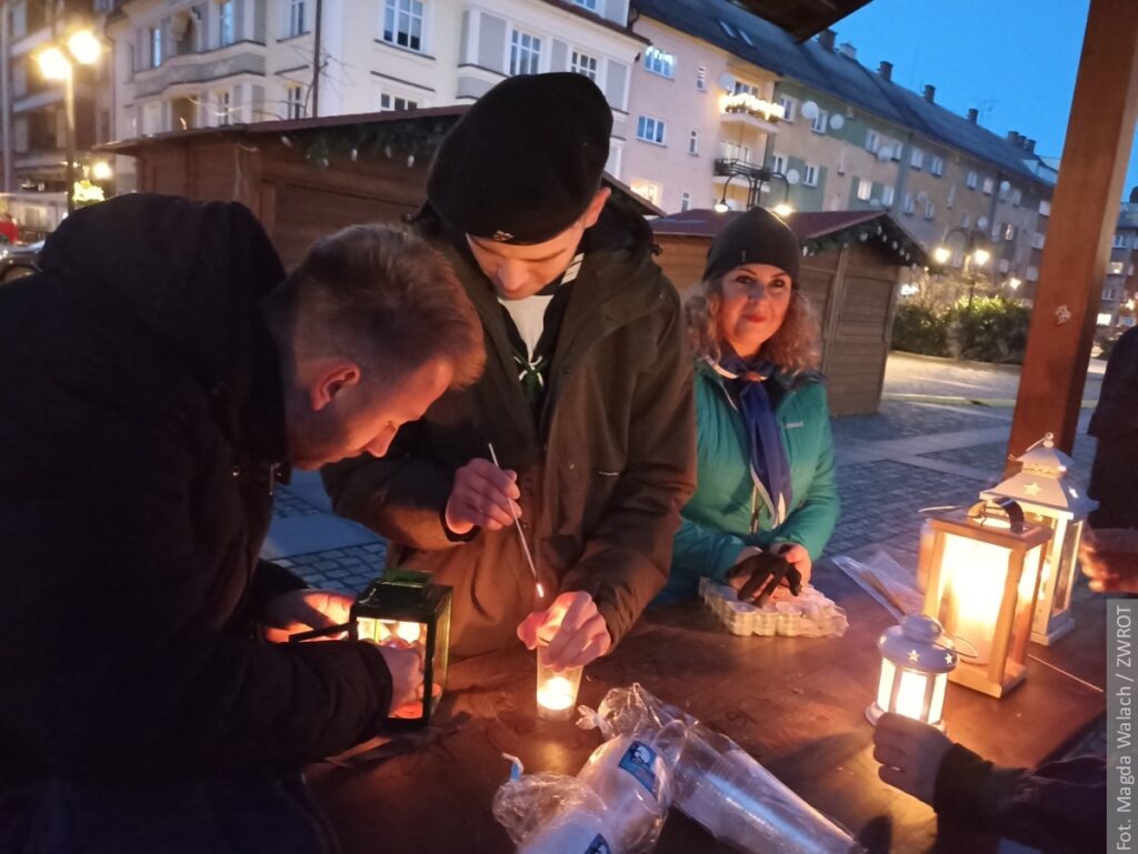 Mieszkańcy Czeskiego Cieszyna przyszli sobie odpalić Betlejemskie Światło Pokoju. Okazja będzie też w sobotę