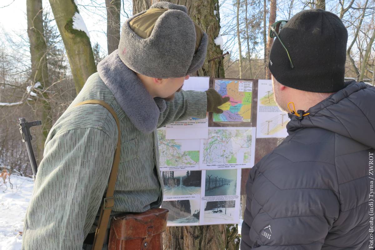 Dzień otwarty bunkrów w Kocobędzu. Zabrakło gulaszu, nie zabrakło za to ciekawej wiedzy przekazywanej turystom