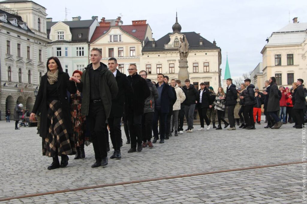 Poloneza na cieszyńskim Rynku tańczyli nie tylko uczniowie, ale także wszyscy chętni. Nie zabrakło wśród nich Zaolziaków