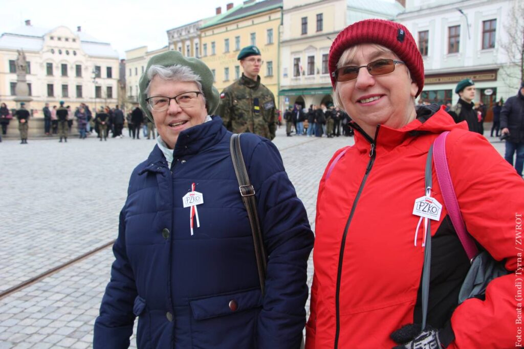 Poloneza na cieszyńskim Rynku tańczyli nie tylko uczniowie, ale także wszyscy chętni. Nie zabrakło wśród nich Zaolziaków. MK PZKO Czeski Cieszyn-Centrum zorganizowało nawet wspólne wyjście na tę imprezę