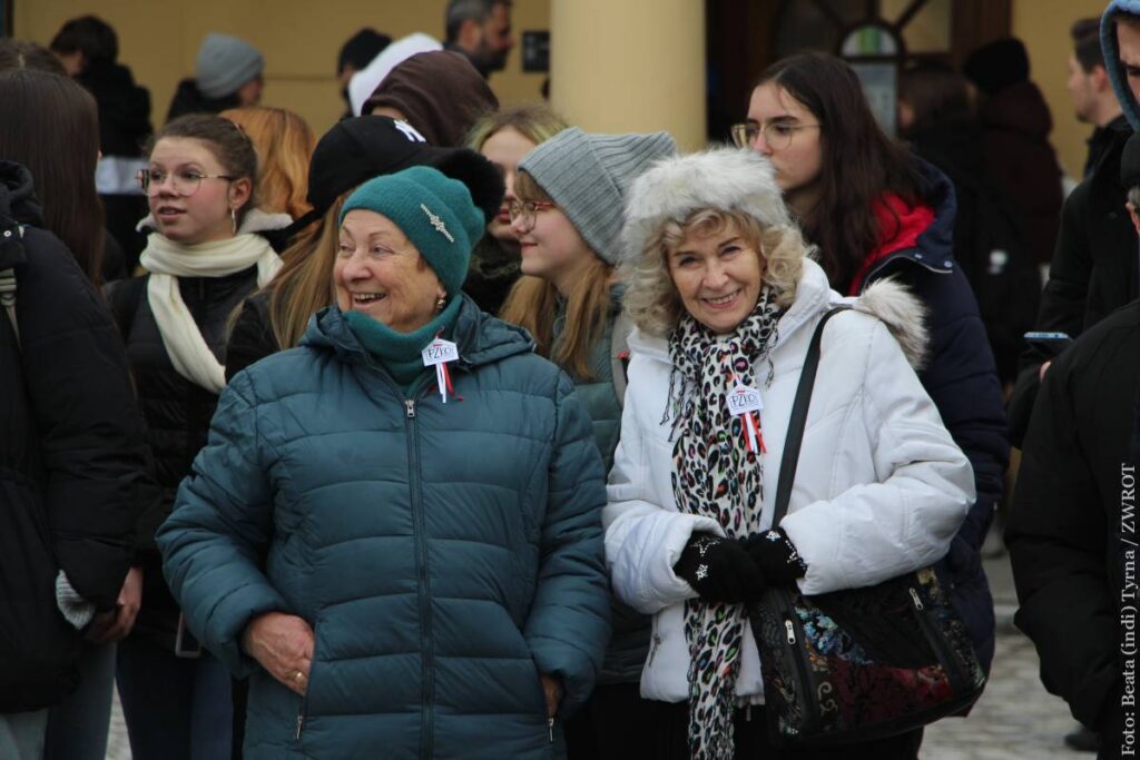 Poloneza na cieszyńskim Rynku tańczyli nie tylko uczniowie, ale także wszyscy chętni. Nie zabrakło wśród nich Zaolziaków. MK PZKO Czeski Cieszyn-Centrum zorganizowało nawet wspólne wyjście na tę imprezę