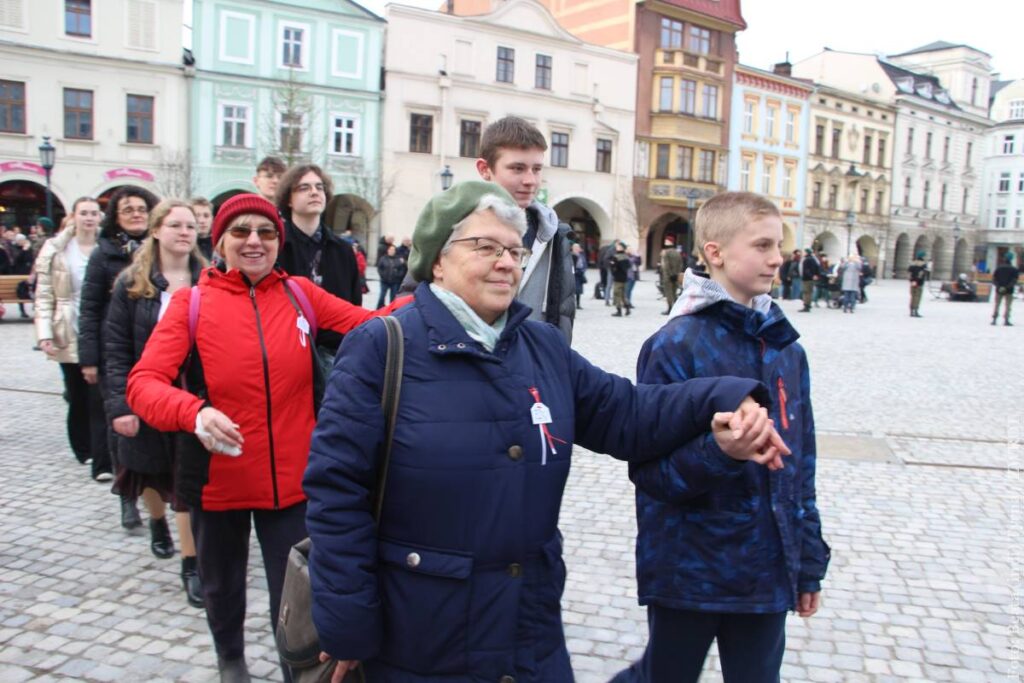 Poloneza na cieszyńskim Rynku tańczyli nie tylko uczniowie, ale także wszyscy chętni. Nie zabrakło wśród nich Zaolziaków. MK PZKO Czeski Cieszyn-Centrum zorganizowało nawet wspólne wyjście na tę imprezę