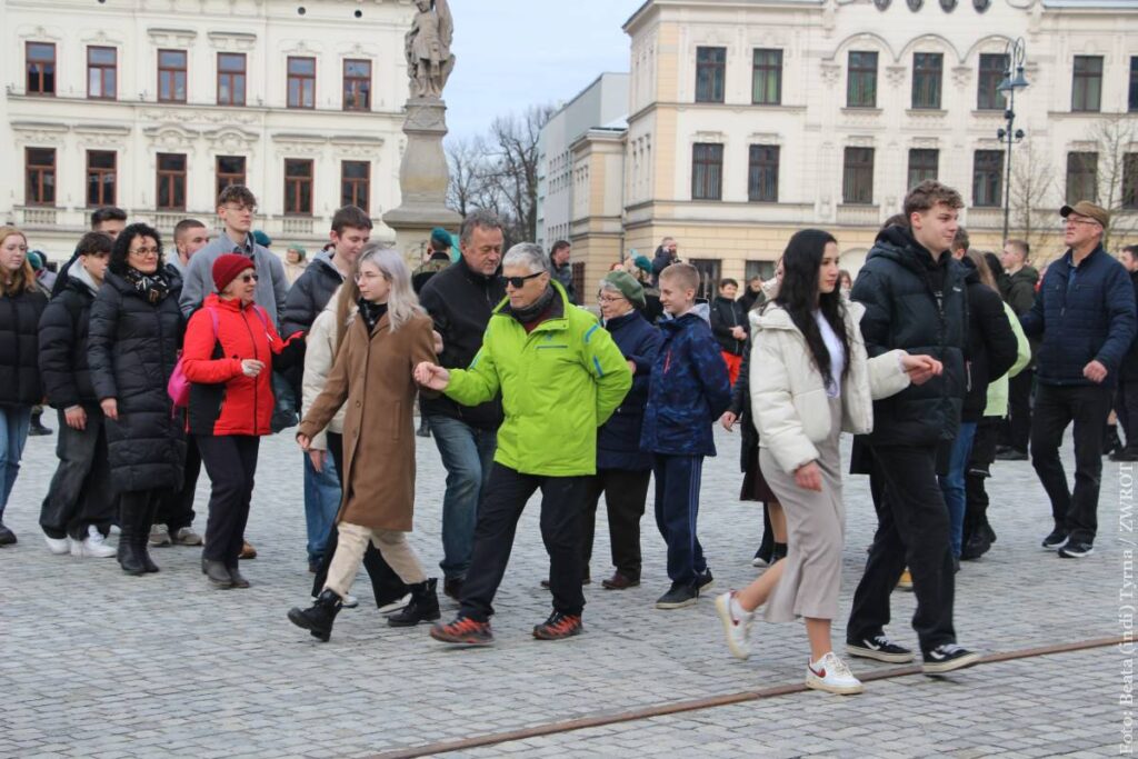 Tańczyli poloneza. Nie w balowej sali a na płycie rynku