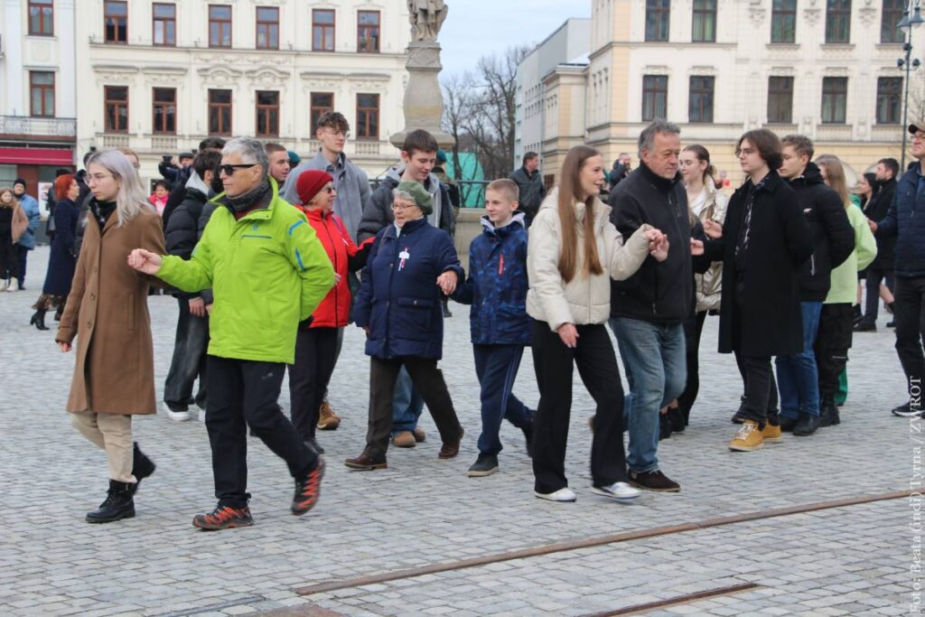 Poloneza na cieszyńskim Rynku tańczyli nie tylko uczniowie, ale także wszyscy chętni. Nie zabrakło wśród nich Zaolziaków.