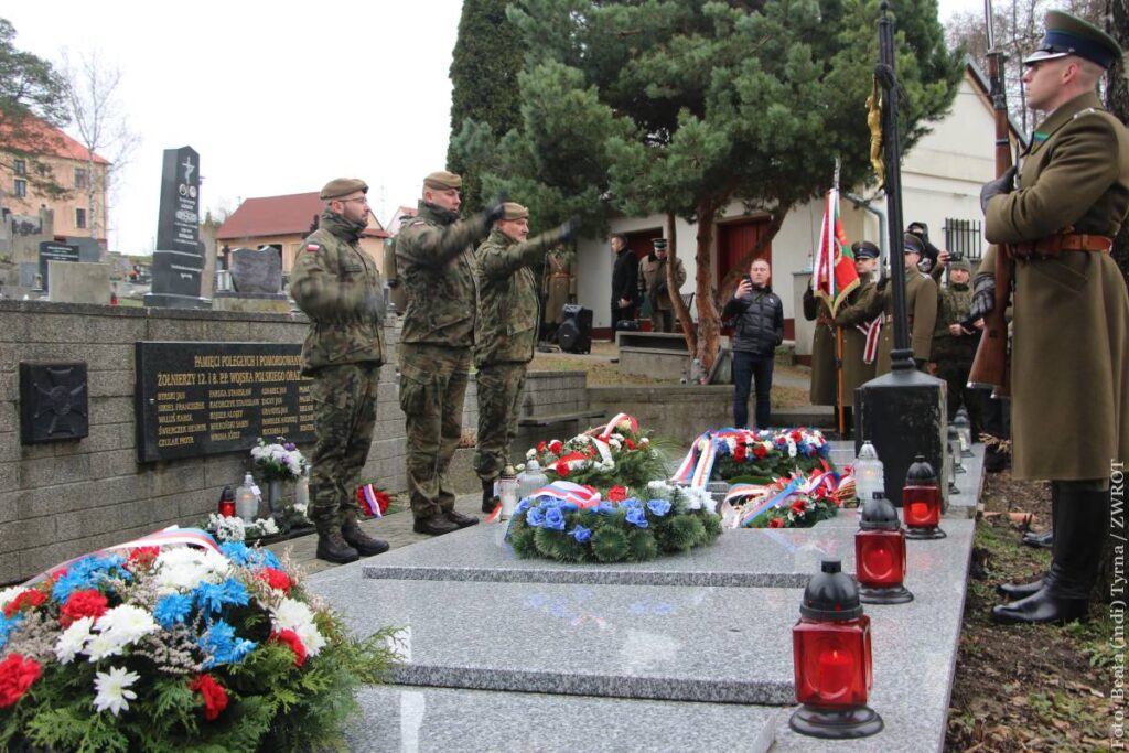 Delegacja Wojsk Obrony Terytorialnej (pośrodku Krzysztof Neścior prowadzący także Muzeum 4 Pułku Strzelców Podhalańskich w Cieszynie). Wartę honorową przy grobach ofiar pełnią funkcjonariusze Straży Granicznej w historycznych mundurach Korpusu Ochrony Pogranicza. 