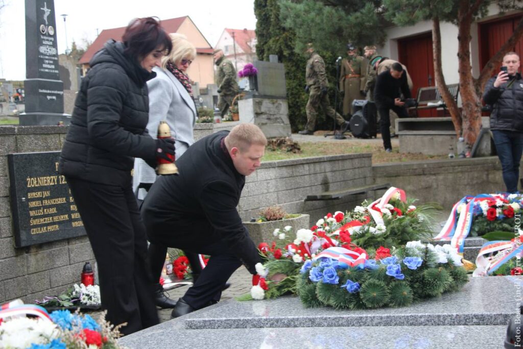 Delegacja MK PZKO Stonawa. Wieniec składa prezes Wojciech Feber. Po lewej (ze zniczem w ręce) Helena Pękała, po prawej Halina Prymus