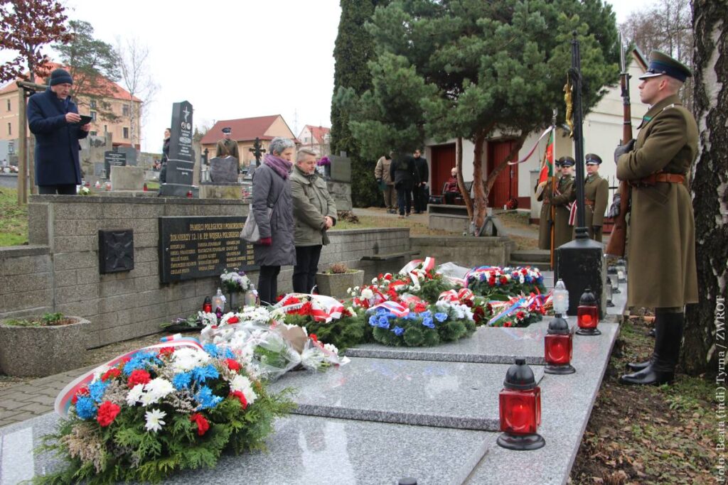 Od lewej: Irena French - dyrektor Muzeum Śląska Cieszyńskiego i Daniel Korbel - historyk zajmujący się tematyką wojny ośmiodniowej. Wartę honorową przy pomniku pełnią funkcjonariusze Straży Granicznej w historycznych mundurach Korpusu Ochrony Pogranicza