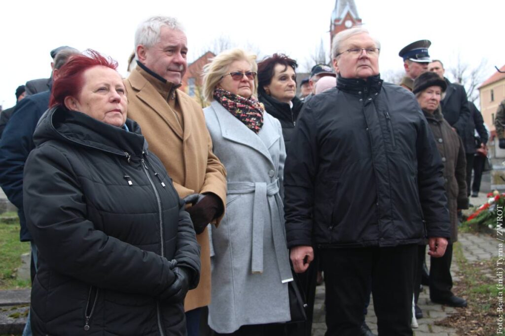 Zarząd Główny PZKO reprezentowała prezes Helena Legowicz (pierwsza z lewej) składając wieńce wspólnie z Mariuszem Wałechem - prezesem Kongresu Polaków w RC (obok)