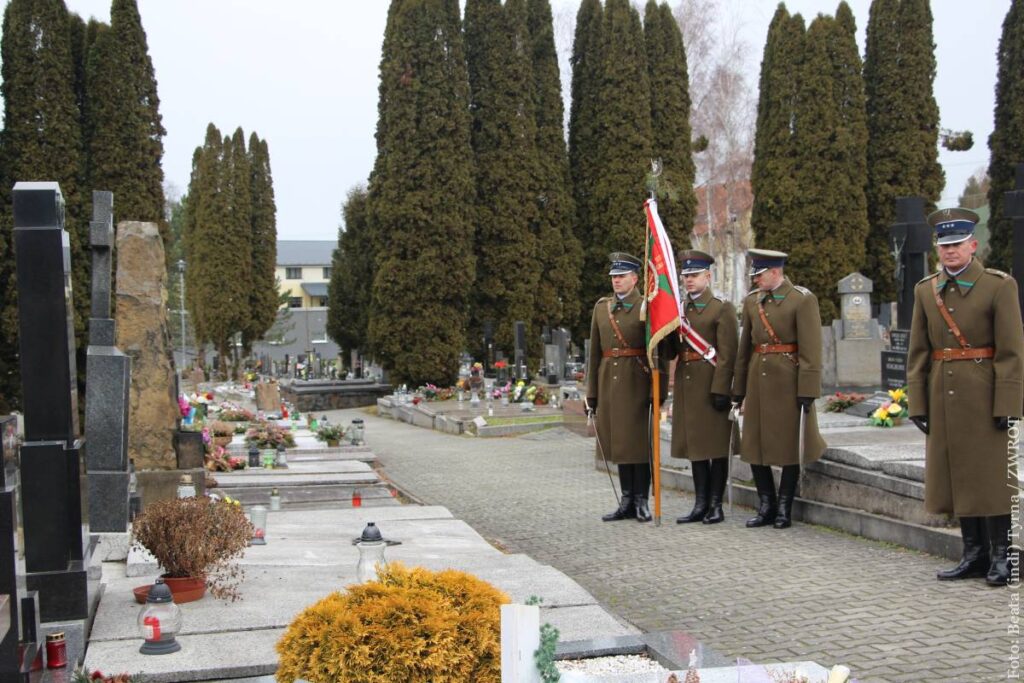 Wartę honorową przy grobach ofiar pełnili funkcjonariusze Straży Granicznej w historycznych mundurach Korpusu Ochrony Pogranicza