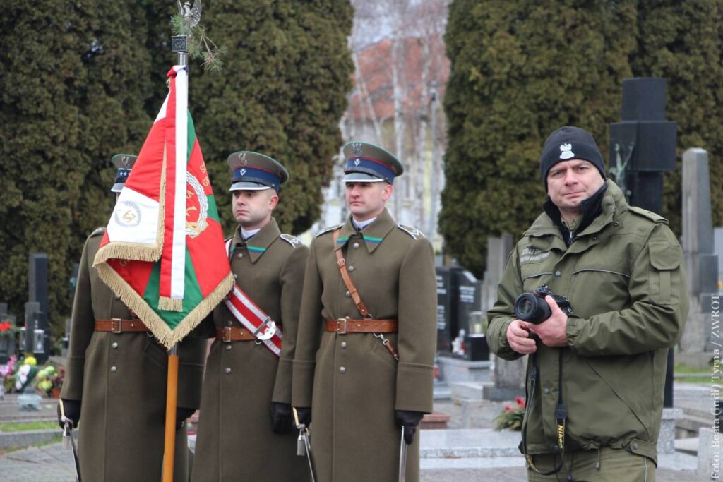 Wartę honorową przy grobach ofiar pełnili funkcjonariusze Straży Granicznej w historycznych mundurach Korpusu Ochrony Pogranicza. Z prawej ppor. SG Szymon Mościcki - Rzecznik Prasowy Śląskiego Oddziału Straży Granicznej