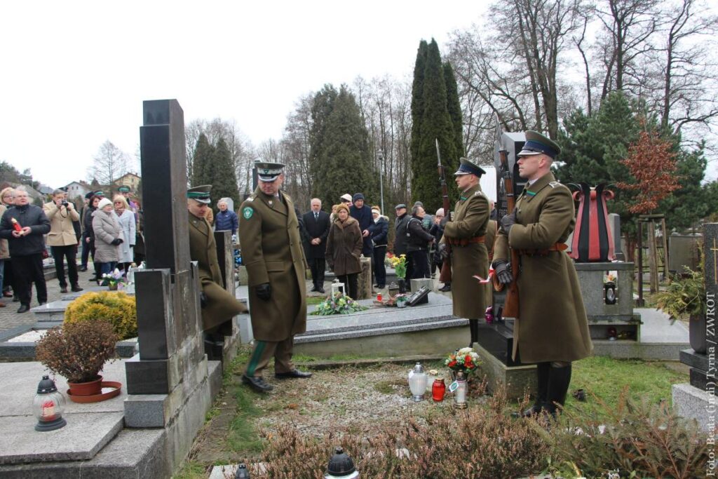 Wartę honorową przy grobach ofiar pełnili funkcjonariusze Straży Granicznej w historycznych mundurach Korpusu Ochrony Pogranicza. 