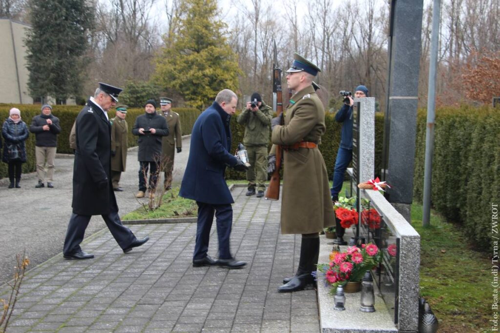 Wieniec złożył Mateusz Gniazdowski - ambasador RP w Pradze (po prawej) i atache wojskowy ambasady RP w Pradze