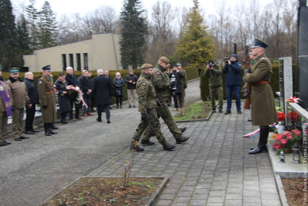 Delegacja Wojsk Obrony Terytorialnej (pośrodku Krzysztof Neścior prowadzący także Muzeum 4 Pułku Strzelców Podhalańskich w Cieszynie). Wartę honorową przy grobach ofiar pełnią funkcjonariusze Straży Granicznej w historycznych mundurach Korpusu Ochrony Pogranicza. 