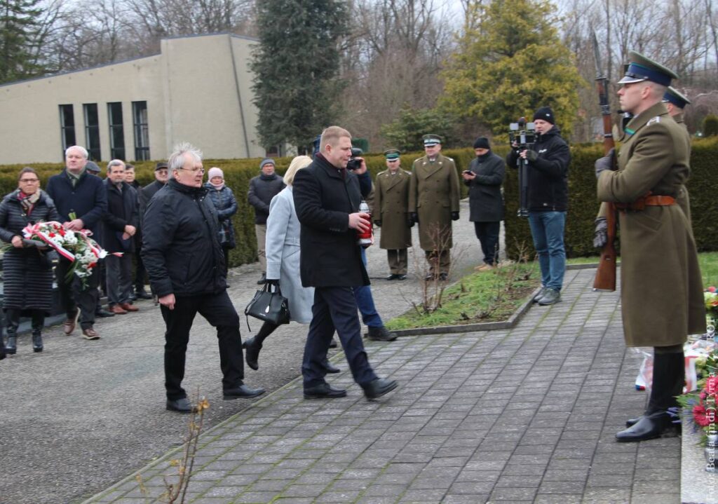 Delegacja MK PZKO Stonawa. Ze zniczem prezes Wojciech Feber, za nim Bohdan Prymus