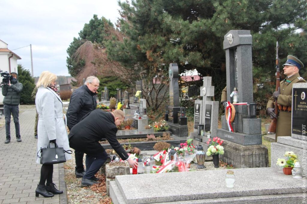 Delegacja MK PZKO Stonawa. Znicz kładzie prezes Wojciech Feber, za nim żona Halina oraz Bohdan Prymus