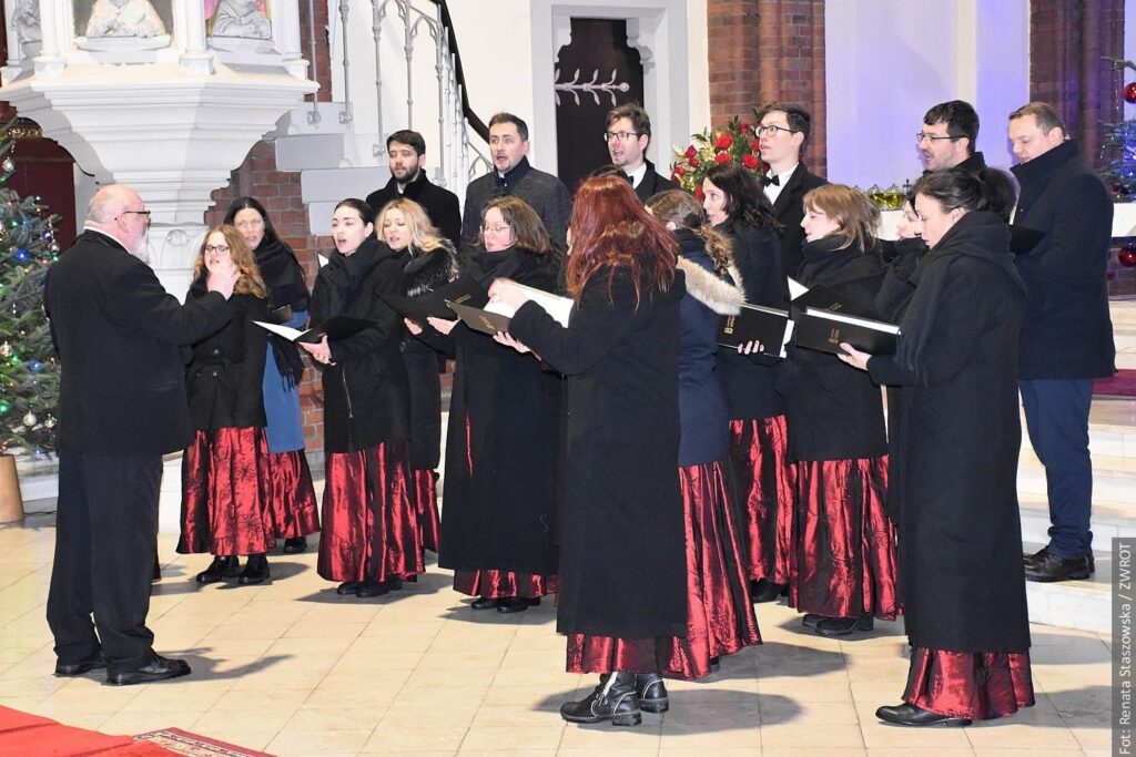 Chór Canticum Novum podczas koncertu w kościele pw. św. Alberta w Trzyńcu w ramach XXIII Festiwalu Kolęd i Pastorałek Spotkania z Kolędą