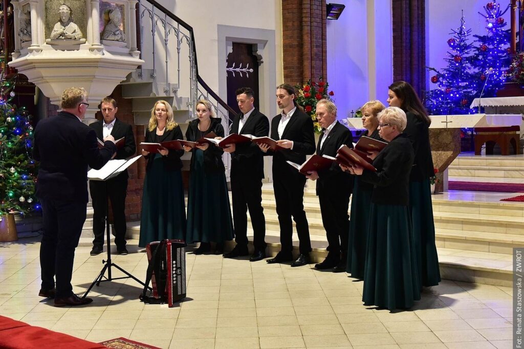 Chór Wrzos podczas koncertu w kościele pw. św. Alberta w Trzyńcu w ramach XXIII Festiwalu Kolęd i Pastorałek Spotkania z Kolędą