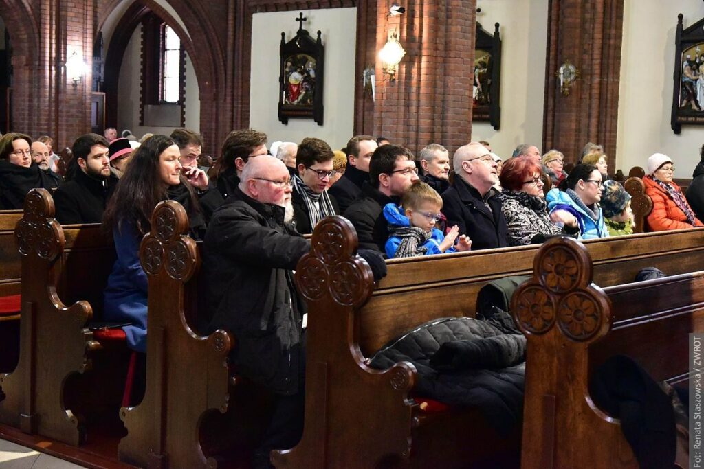 Publiczność dopisała. Koncertu kolęd w kościele pw. św. Alberta w Trzyńcu w ramach XXIII Festiwalu Kolęd i Pastorałek Spotkania z Kolędą słuchała z zainteresowaniem.