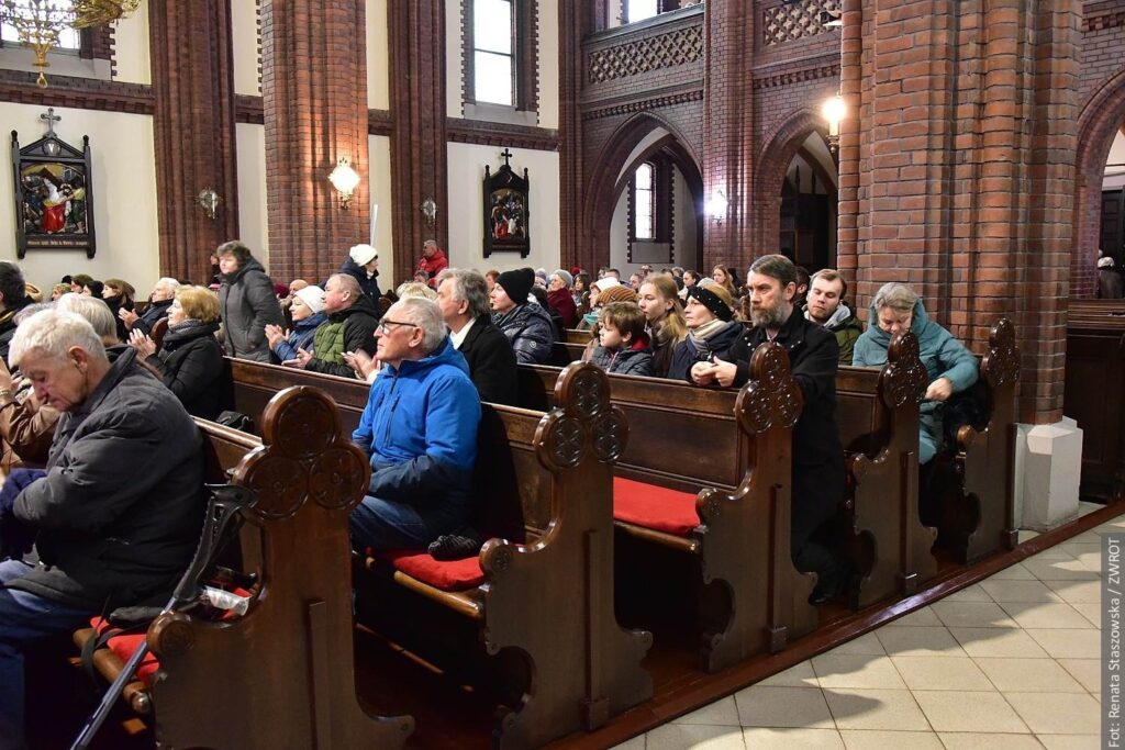 Publiczność dopisała. Koncertu kolęd w kościele pw. św. Alberta w Trzyńcu w ramach XXIII Festiwalu Kolęd i Pastorałek Spotkania z Kolędą słuchała z zainteresowaniem.