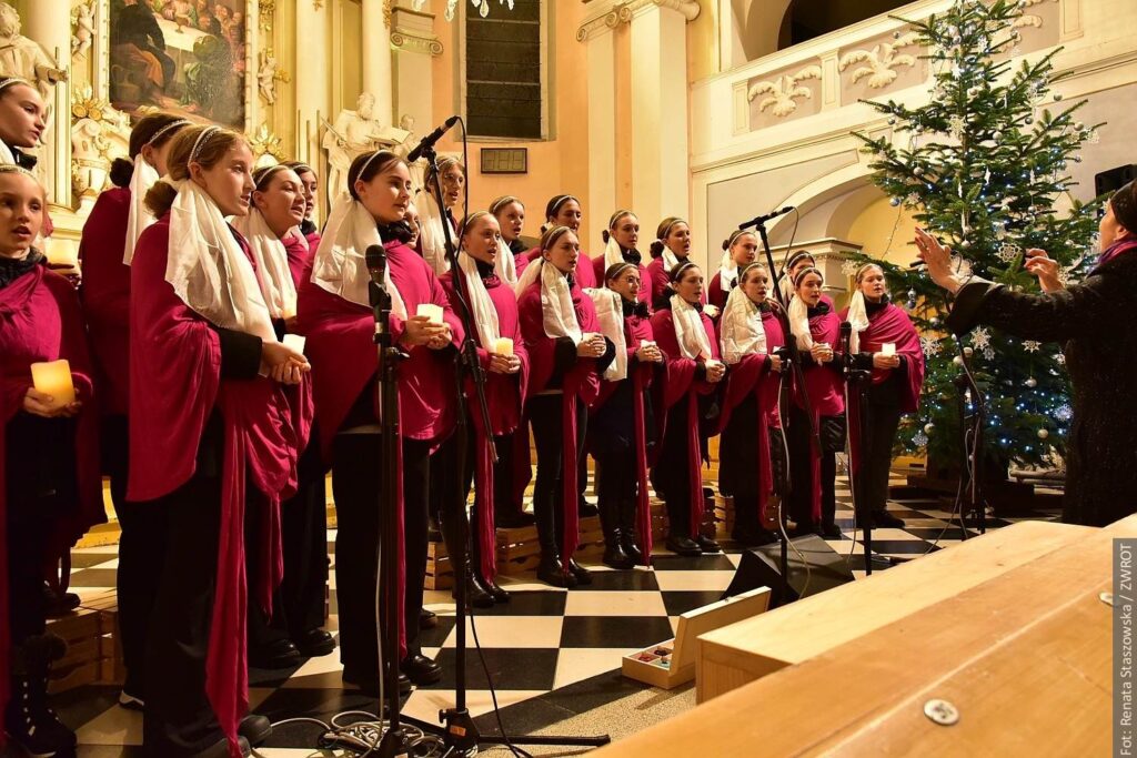 Koncert Świąteczny „Witaj, Gwiazdo Złota” w Bystrzycy. Zaśpiewały chóry Wiolinki i Crescendo