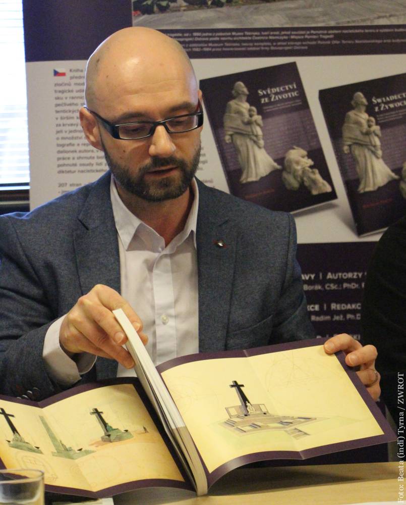 Radim Jež prezentuje  ilustracje umieszczone na wewnętrznych okładkach ukazujące plany pomnika w Żywocicach, których autorem był Franciszek Świder