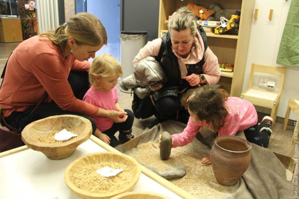 Dzieci chętnie próbowały sposobu, jakim praczłowiek pozyskiwał z ziarna mąkę