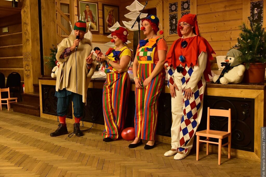  W rolę konferansjera wcielił się Marek Słowiaczek z MK PZKO w Boconowicach, który miał do pomocy trzech zabawnych klaunów. 