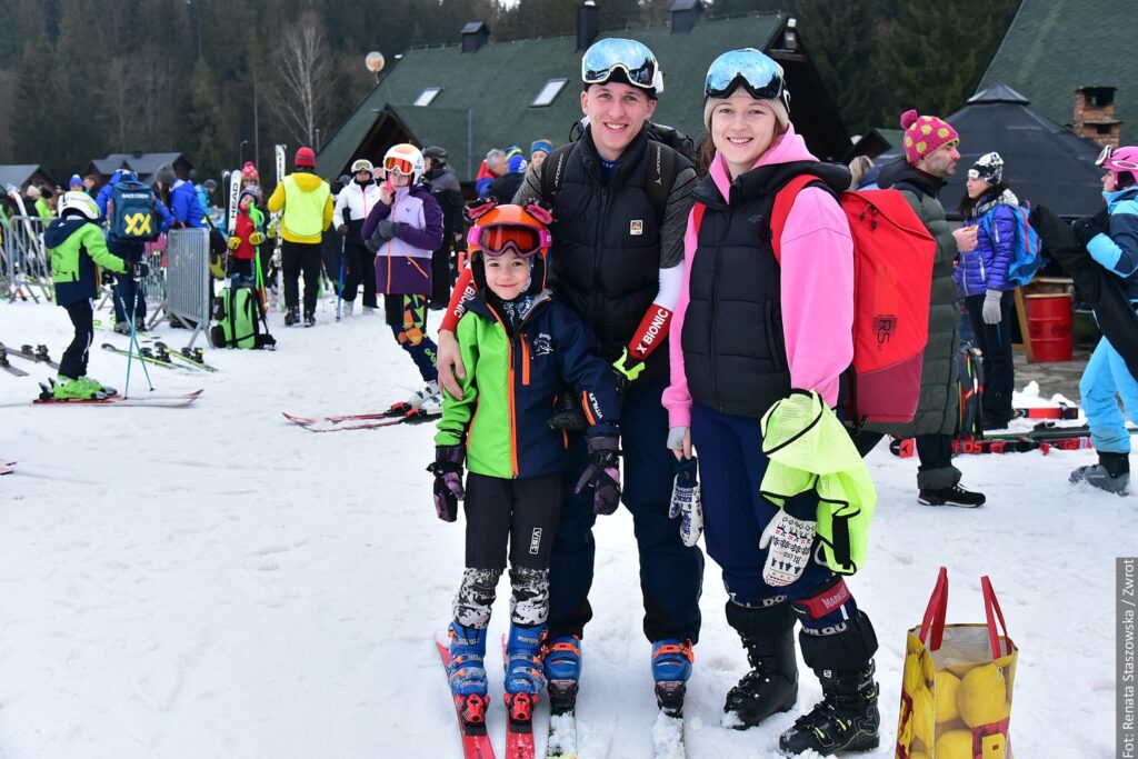 Trenerzy małych narciarzy SKI MOSTY Ondra Grohmann oraz Agata Staszowska