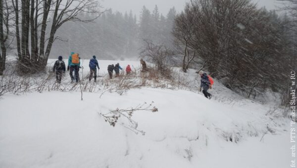 Raczki zamiast biegówek. Turyści PTTS uczestniczyli w rajdzie zimowym im. Milana Walacha